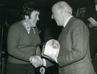 Pat Moss-Carlsson is handed the Electrolux Ladies’™ Trophy at the 1973 Road Rally event.