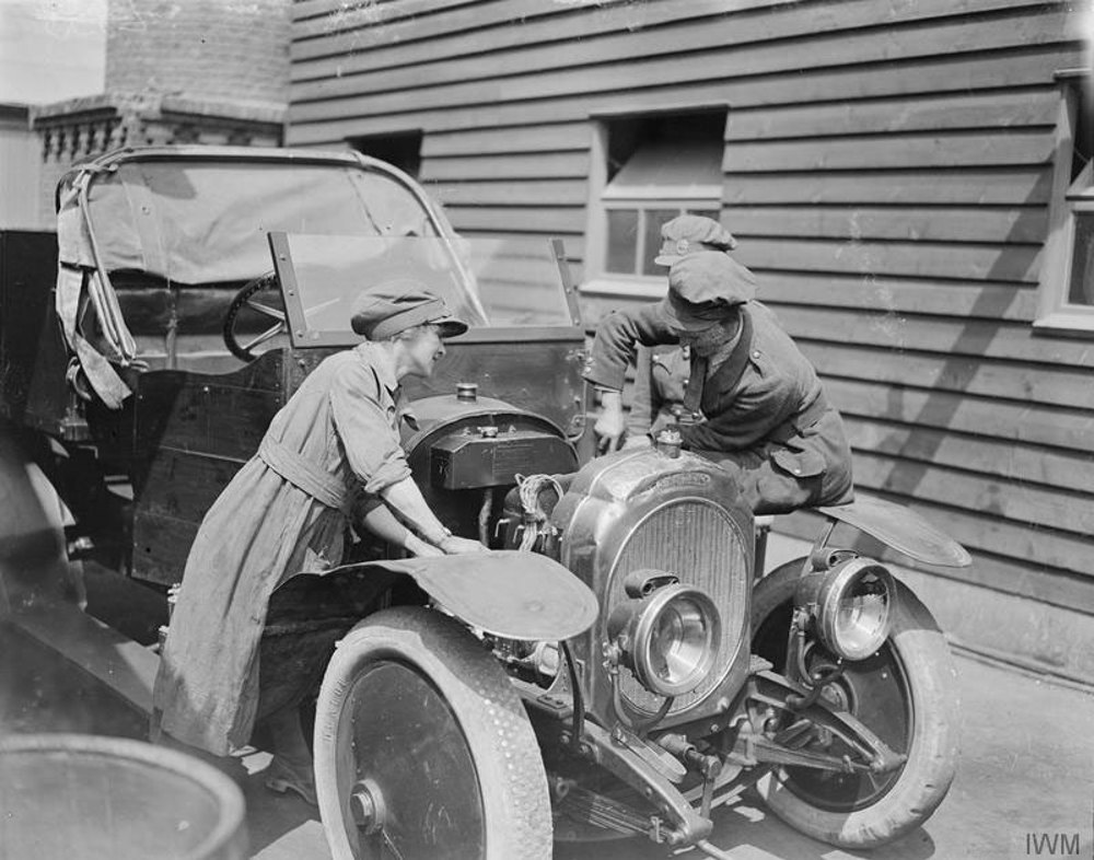 Fitters of the WAAC at work on a car at Etaples, 1918 (Imperial War Museum/WikiCommons )