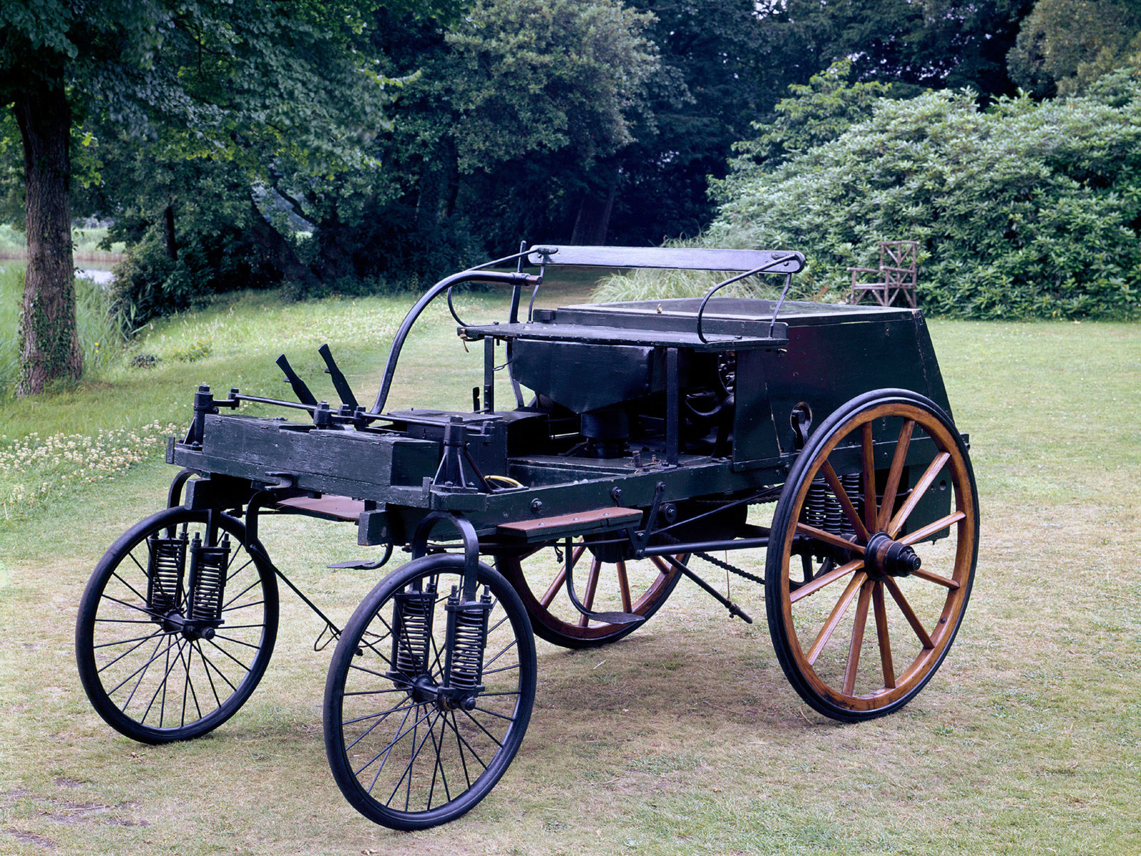 An 1895 Knight veteran car