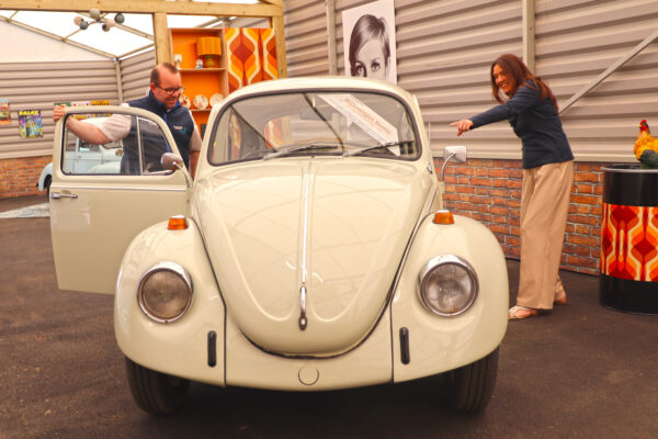 Visitors With VW Beetlew870px H580px 600X400