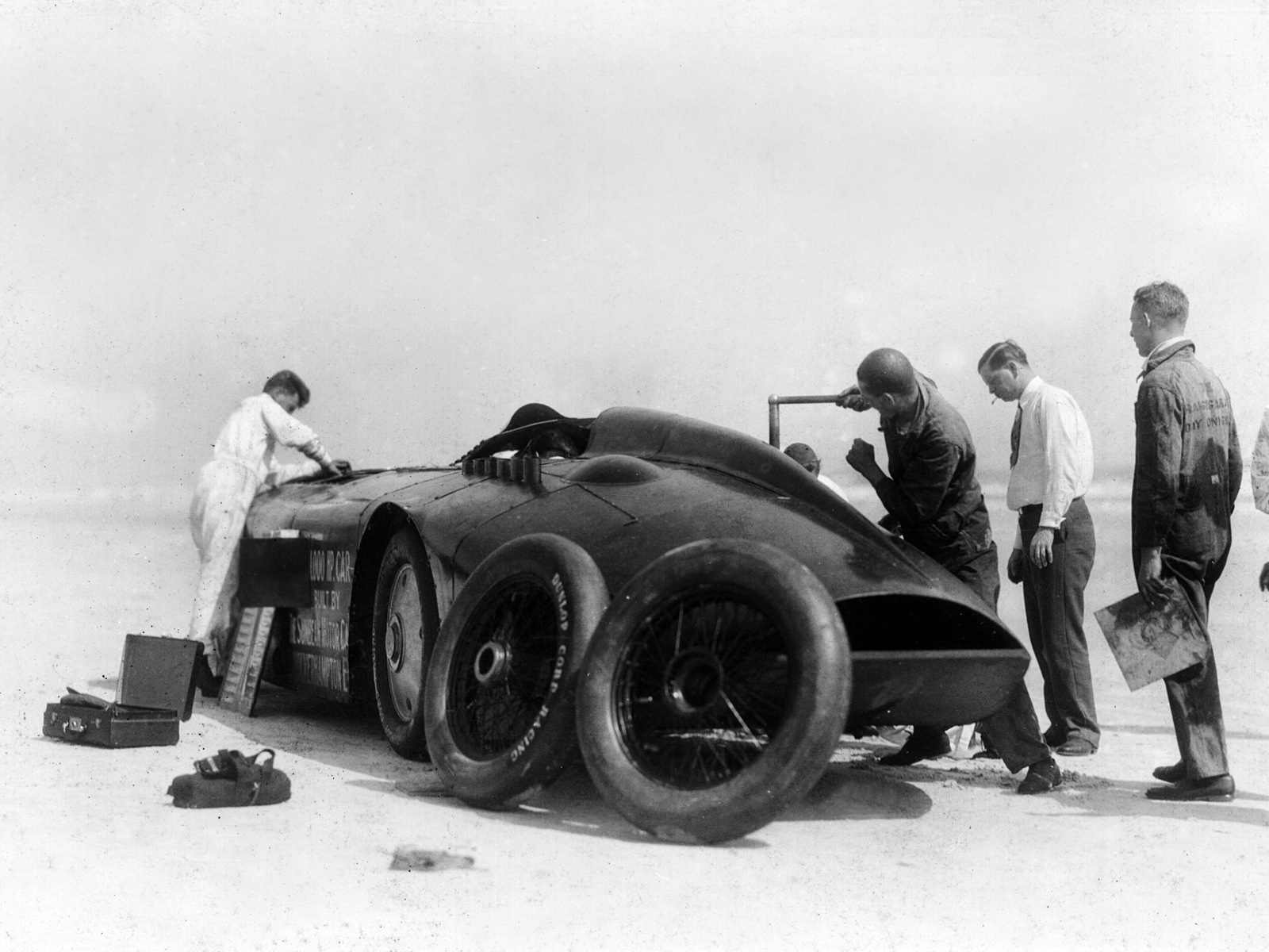 Mechanics changing the tyres of the Sunbeam 1000hp at Daytona