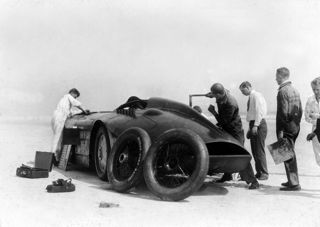Mechanics changing the tyres of the Sunbeam 1000hp at Daytona