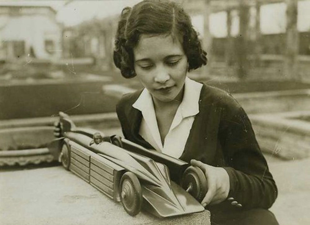 Girl holding a model of Golden Arrow (kitchener.lord / CC BY-NC-ND 2.0 )