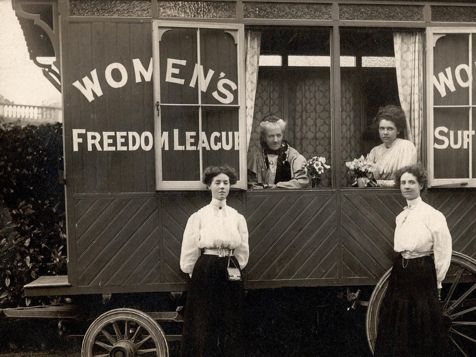 Founder of the WFL Charlotte Despard and three other women by a caravan