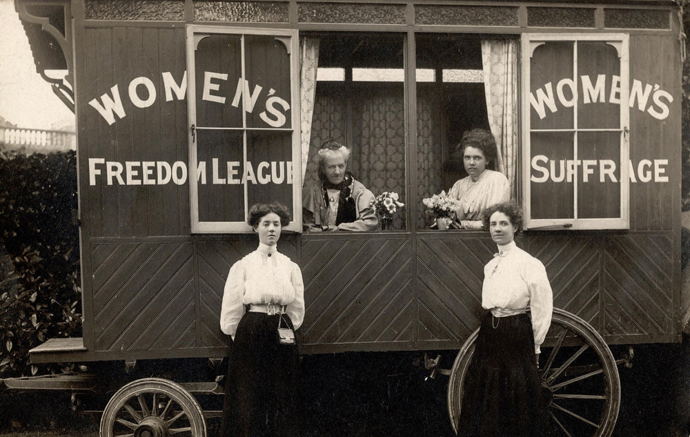 Founder of the WFL Charlotte Despard and three other women by a caravan