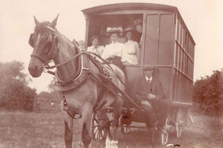 NUWSS Tour, Newnham College Students, 1908 (The Women’s Library, LSE/Flickr)