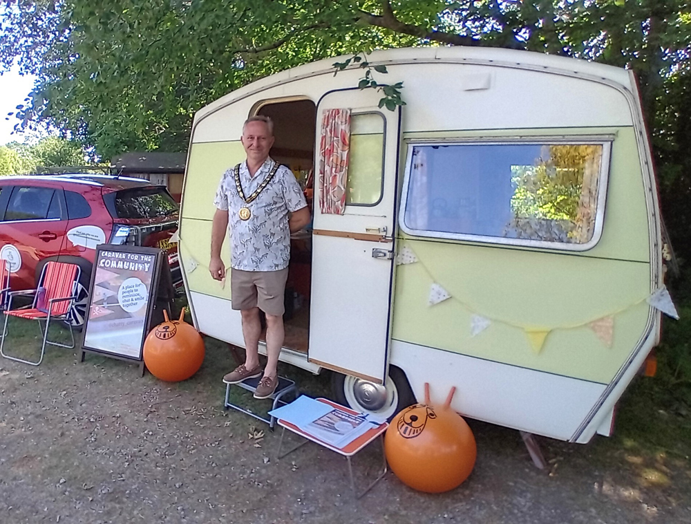 PHOTO 2 Mayor Of New Milton And Caravan