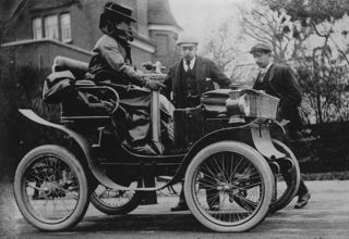 Mary Kennard sitting in her De Dion-Bouton motor car
