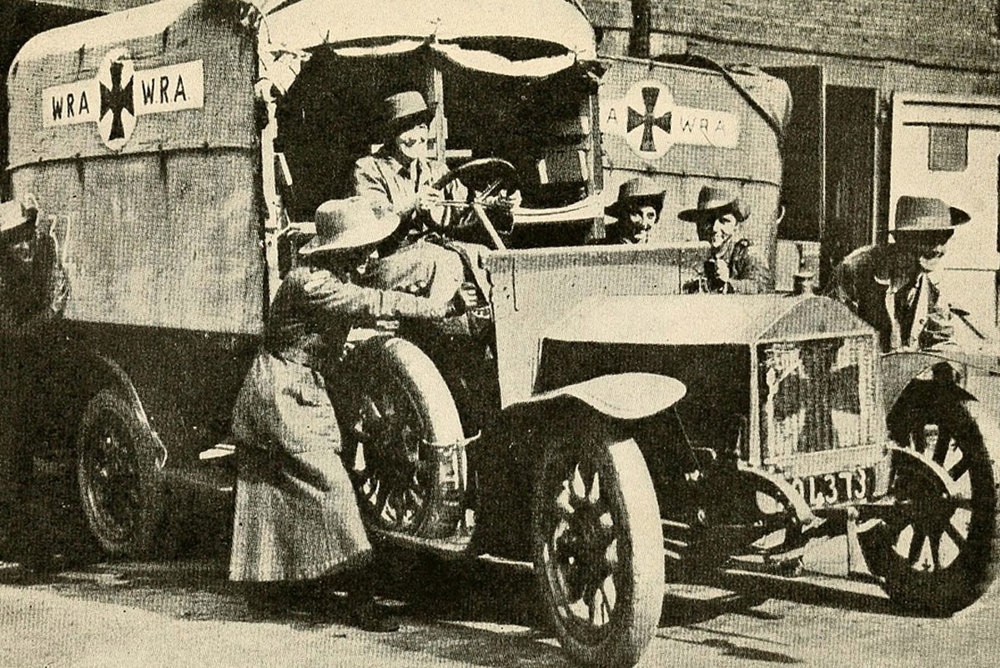 First ambulance on duty at the first Zeppelin raid on London  (The Library of Congress/WikiCommons )