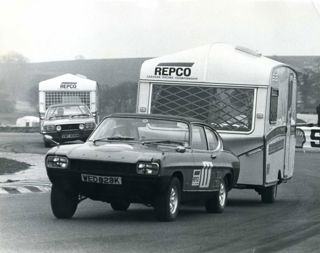 A Ford Capri 3000GT leads the way in the 1973 caravan race at Silverstone.