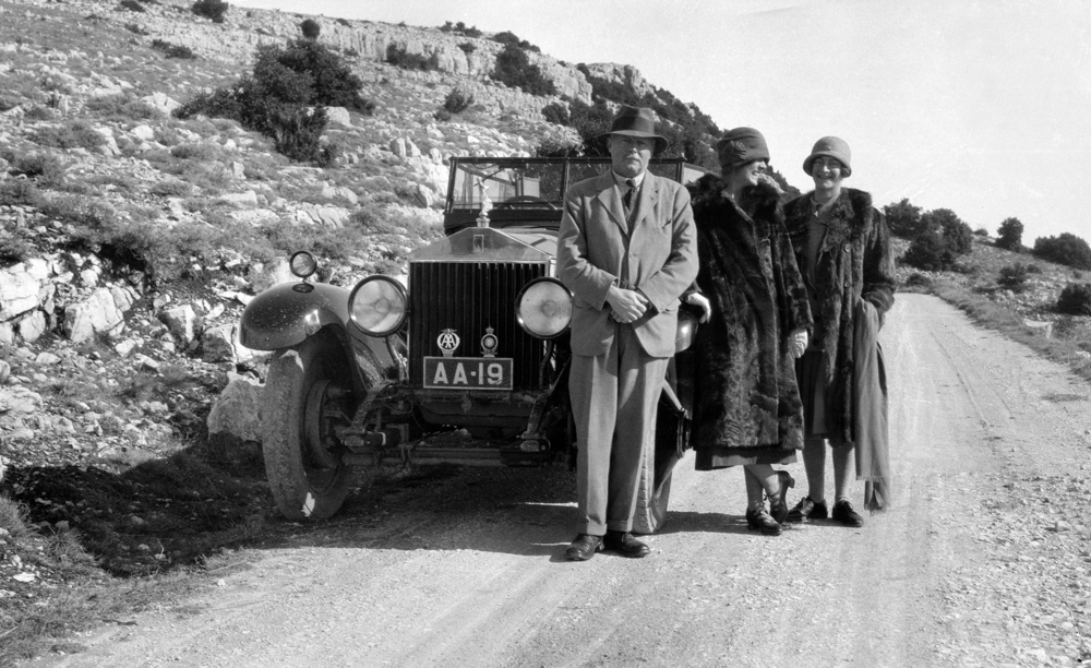 A623 J Scott Montagu Next To 1925 RR Phantom Web
