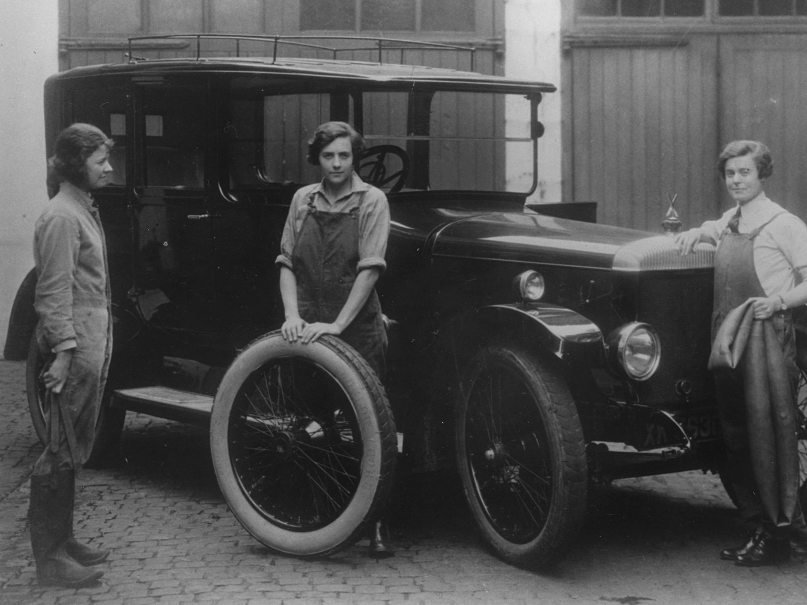 Daimler with women mechanics standing beside, 1914