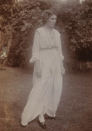 Photographic portrait of Vanessa Bell by ray Strachey, 1914.